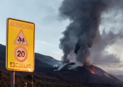 Imagen secundaria 1 - El volcán mantiene la actividad y la incertidumbre de los vecinos. 