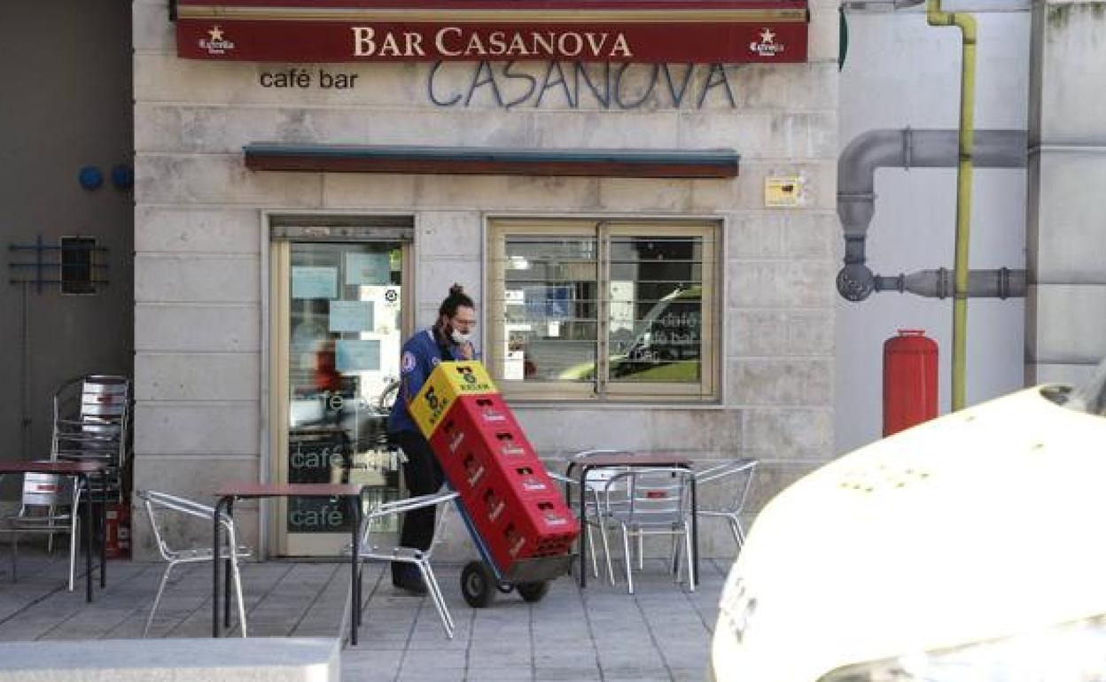 Un repartidor, en una puerta de un establecimiento hostelero de Burgos.