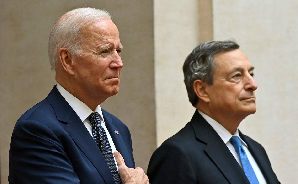 Joe Biden y Mario Draghi, a la llegada del presidente estadounidense a Roma.