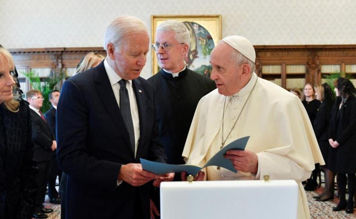 El Papa Francisco recibió este viernes al presidente de Estados Unidos, Joe Biden, y a su esposa, Jill, en el Palacio Apostólico del Vaticano.