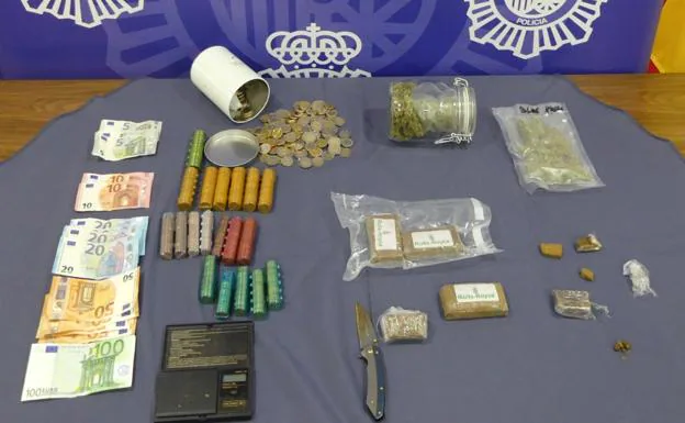 Sorprenden a un vendedor de lotería mientras vendía drogas a menores en Aranda