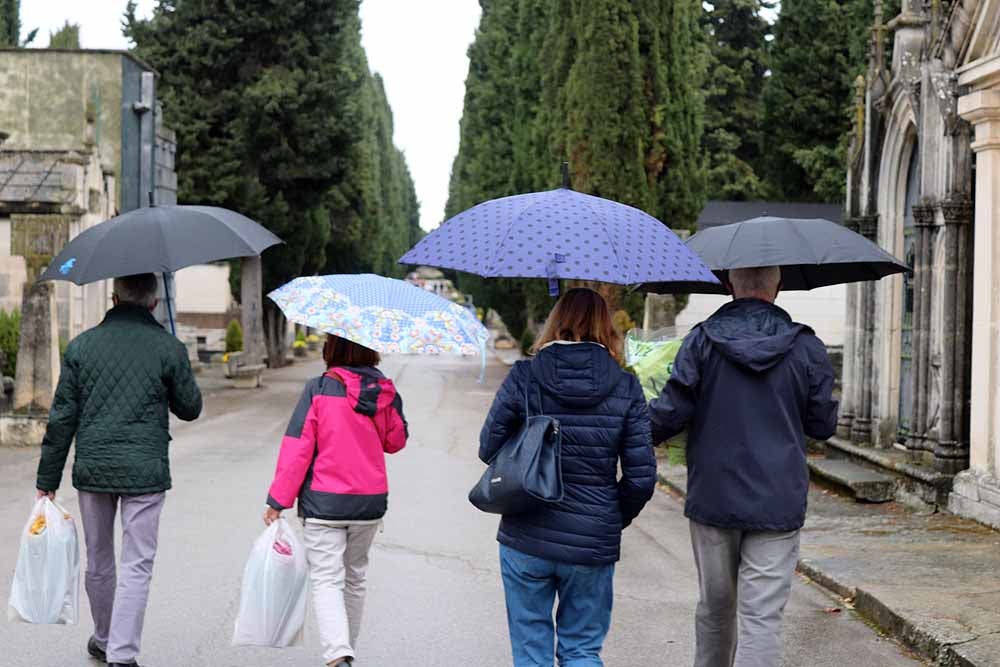 Fotos: La lluvia está marcando las visitas al cementerio de Burgos