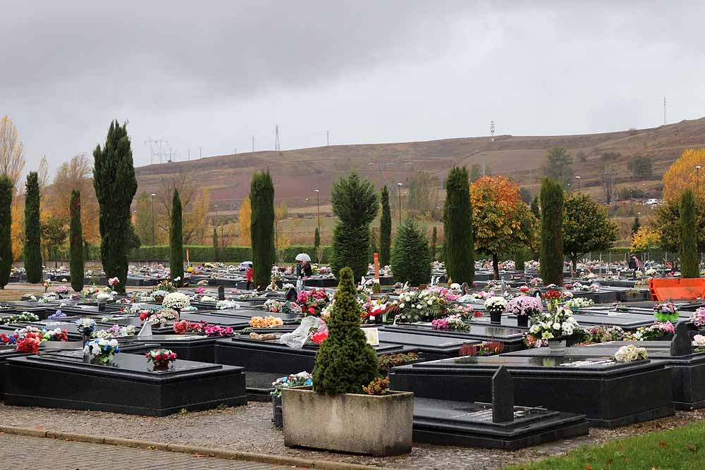 Fotos: La lluvia está marcando las visitas al cementerio de Burgos