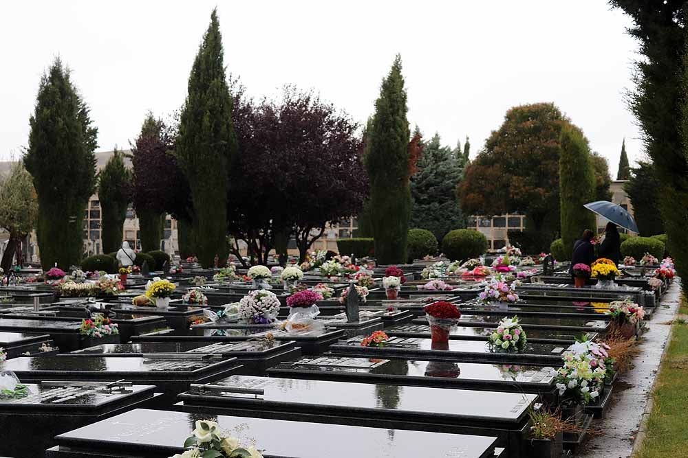 Fotos: La lluvia está marcando las visitas al cementerio de Burgos