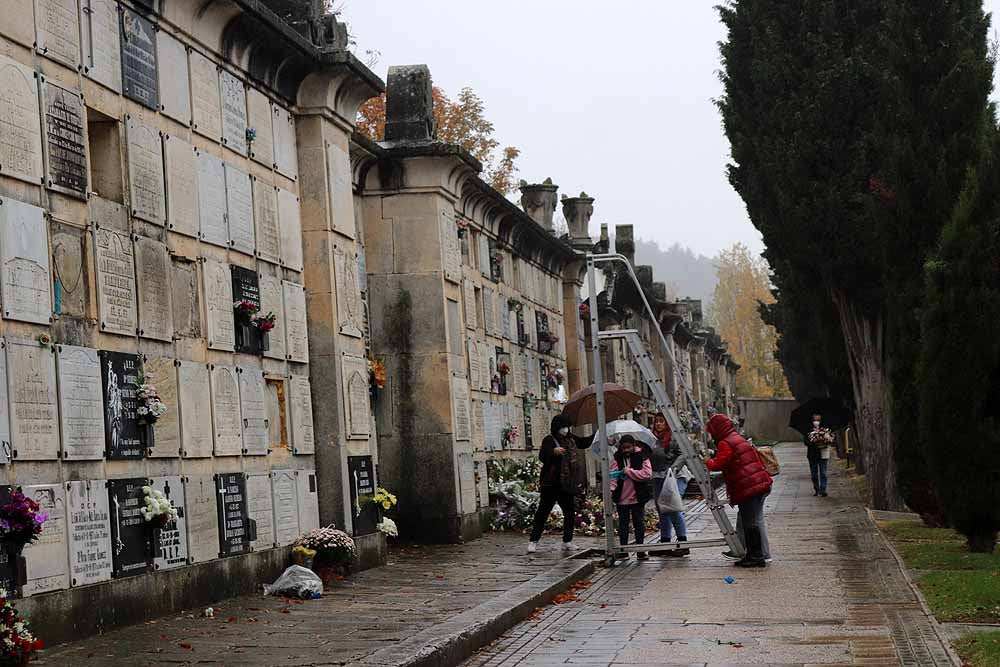 Fotos: La lluvia está marcando las visitas al cementerio de Burgos