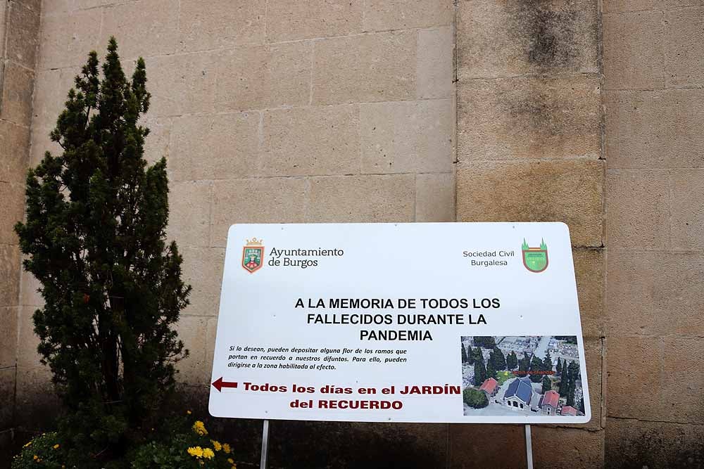 Fotos: La lluvia está marcando las visitas al cementerio de Burgos