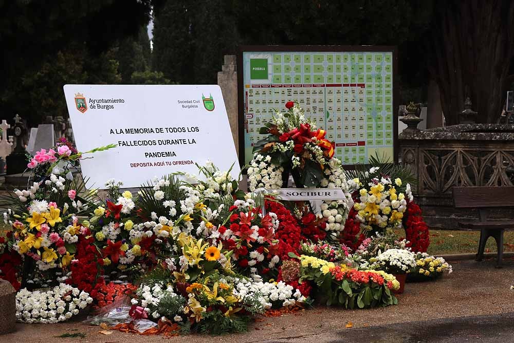 Fotos: La lluvia está marcando las visitas al cementerio de Burgos