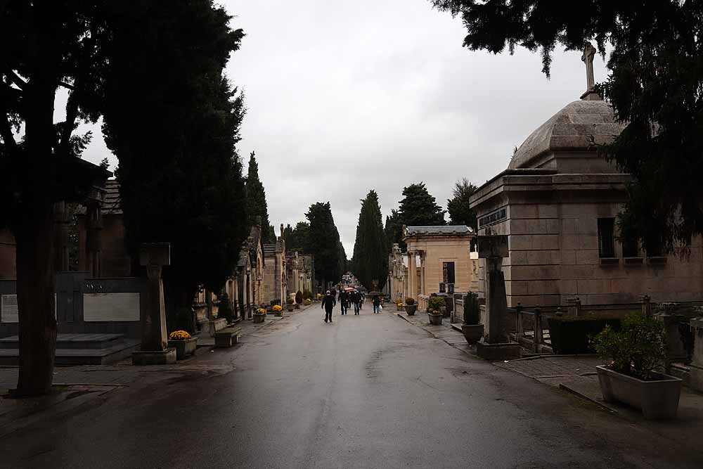 Fotos: La lluvia está marcando las visitas al cementerio de Burgos