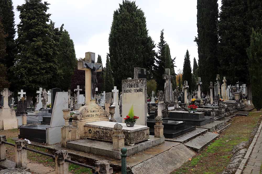 Fotos: La lluvia está marcando las visitas al cementerio de Burgos