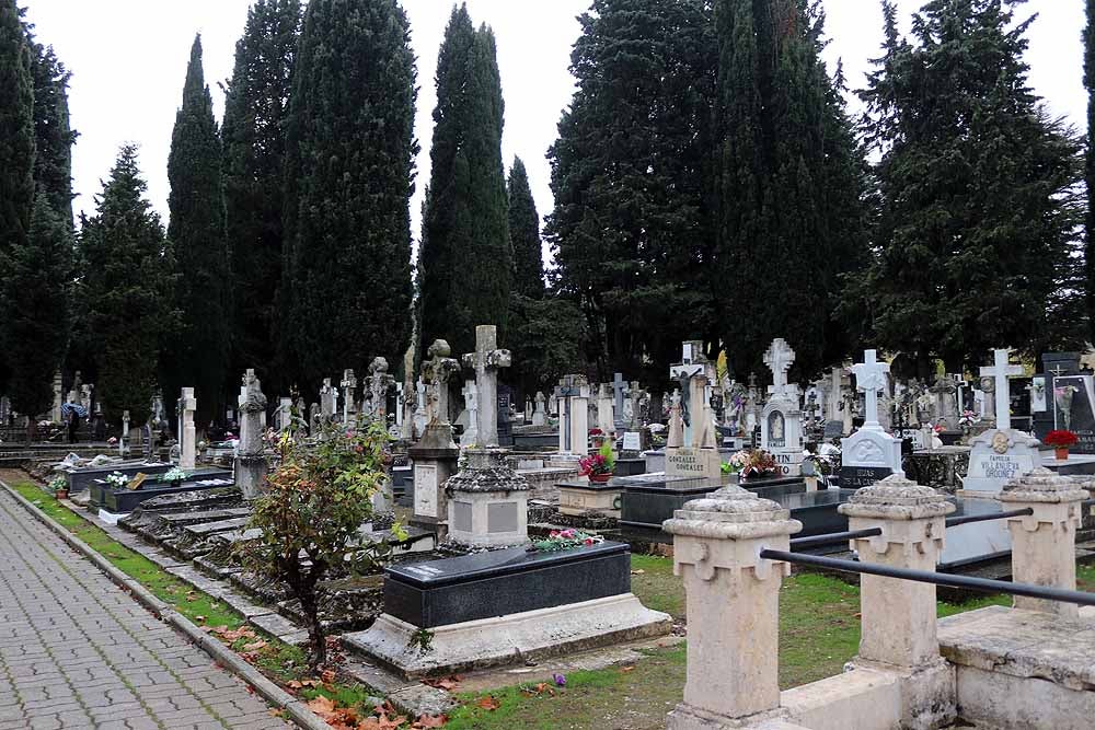 Fotos: La lluvia está marcando las visitas al cementerio de Burgos