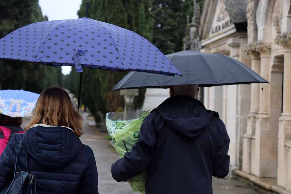 Fotos: La lluvia está marcando las visitas al cementerio de Burgos