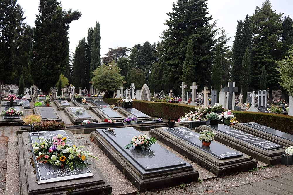 Fotos: La lluvia está marcando las visitas al cementerio de Burgos