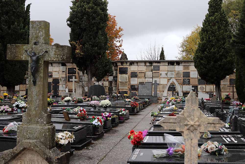 Fotos: La lluvia está marcando las visitas al cementerio de Burgos