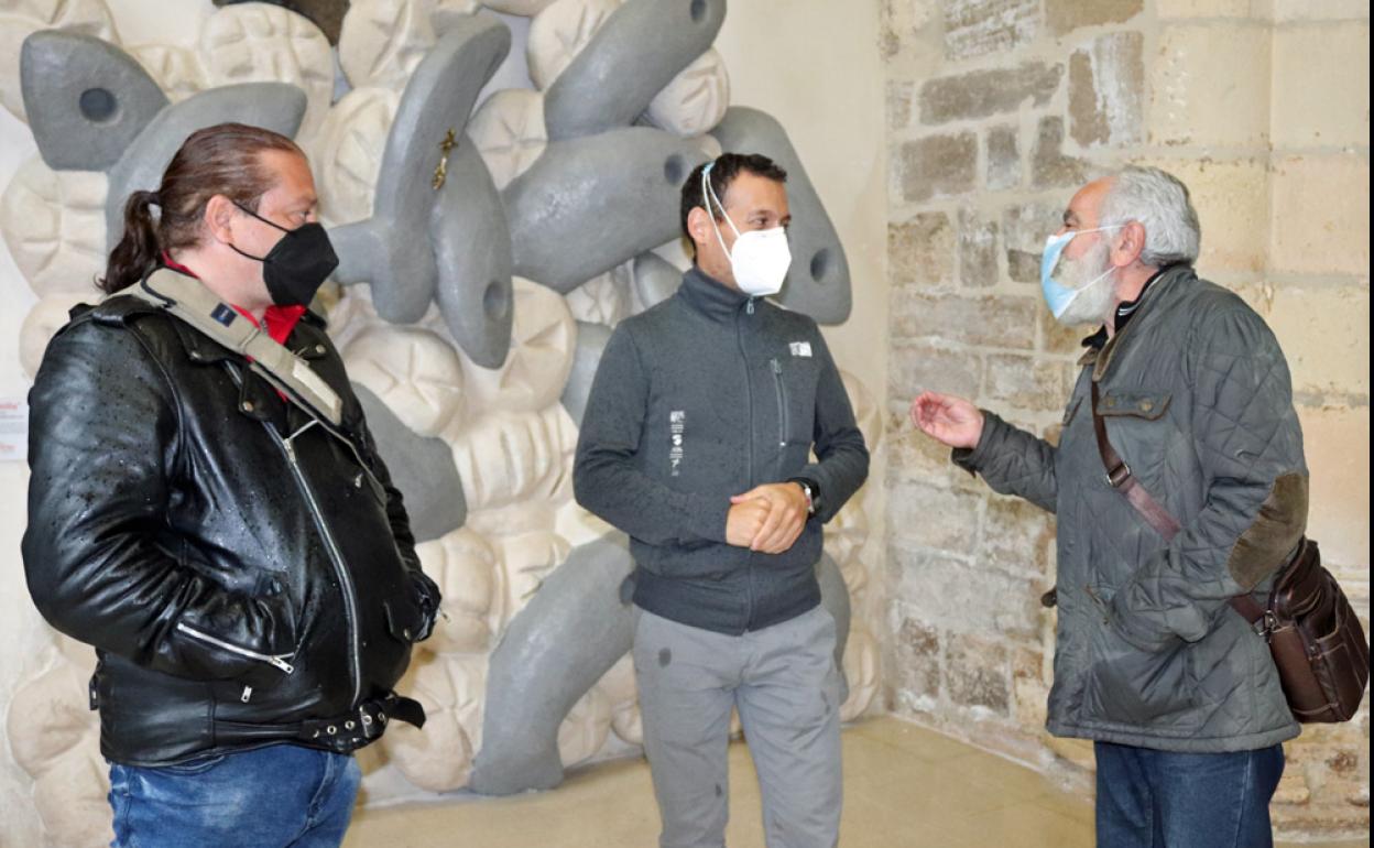 Javier y Quico junto con David Polo (centro), responsable del programa para Personas sin Hogar de Cáritas Burgos.