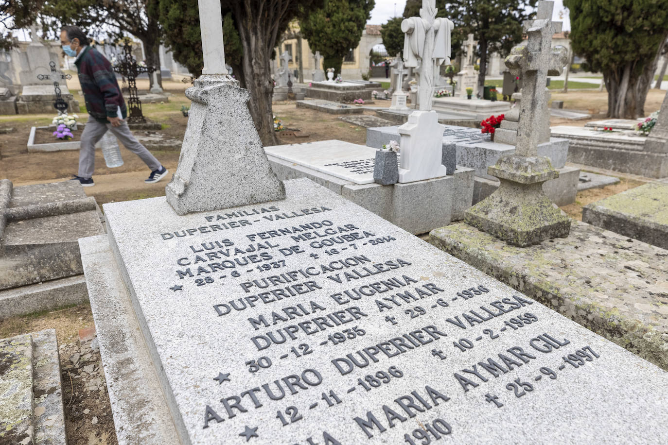 Tumba del físico Antonio Duperier en el cementerio de Ávila