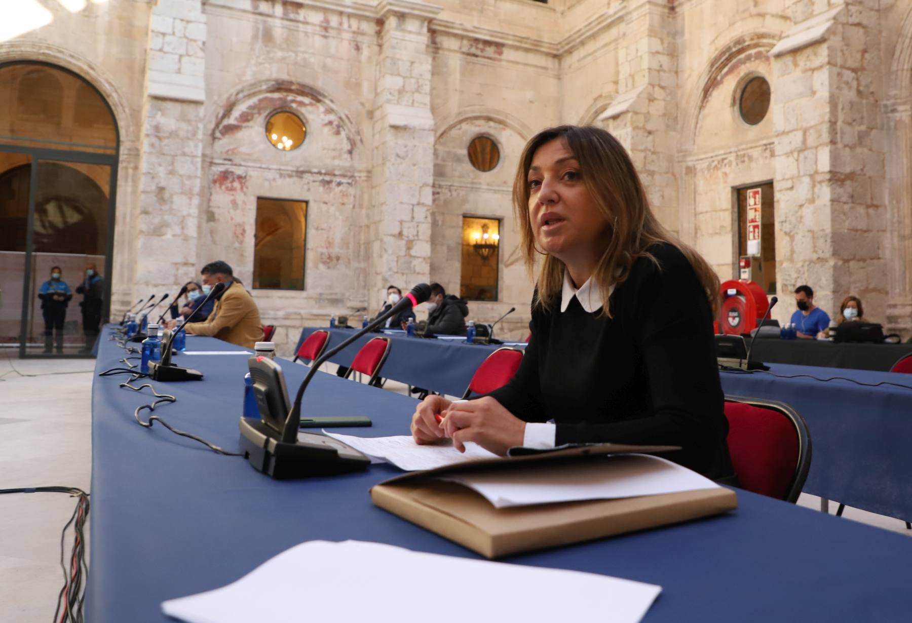 César Rico, abandonando el pleno. 