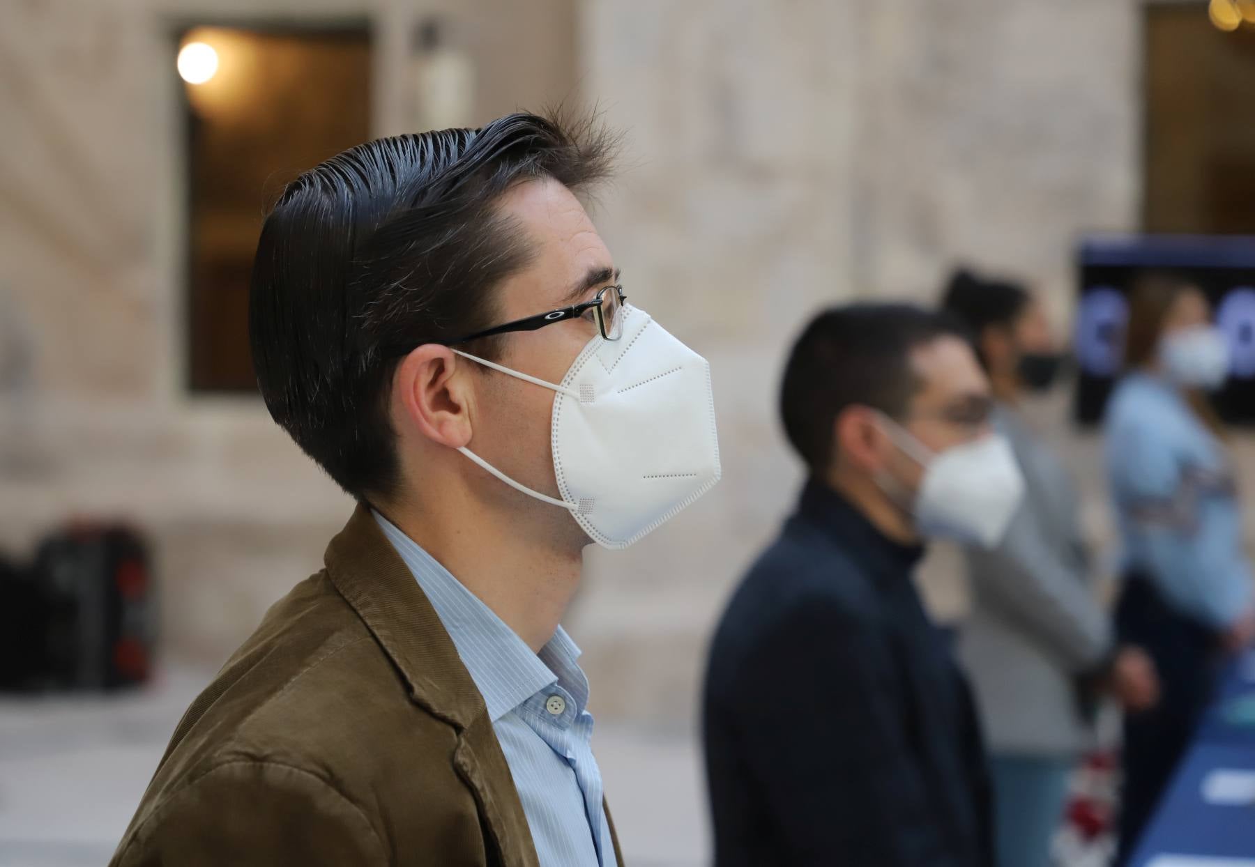 César Rico, abandonando el pleno. 