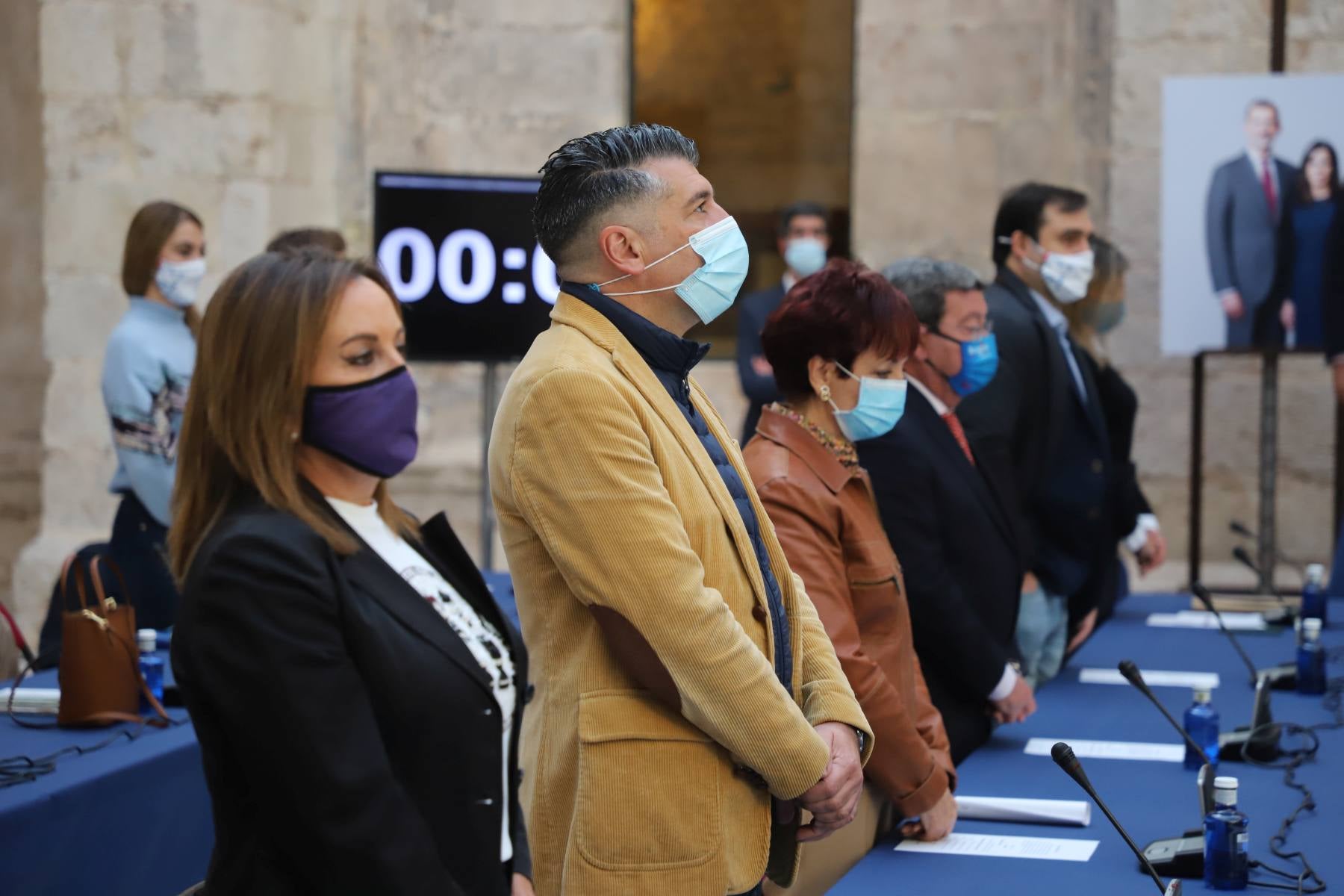 César Rico, abandonando el pleno. 