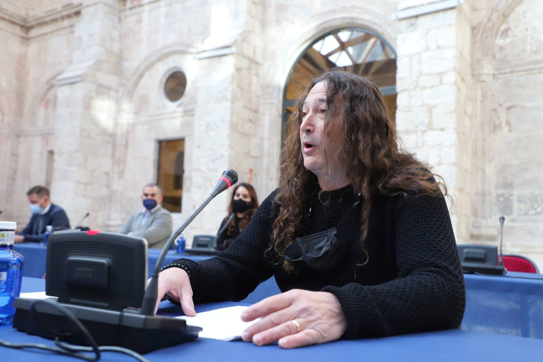 César Rico, abandonando el pleno. 
