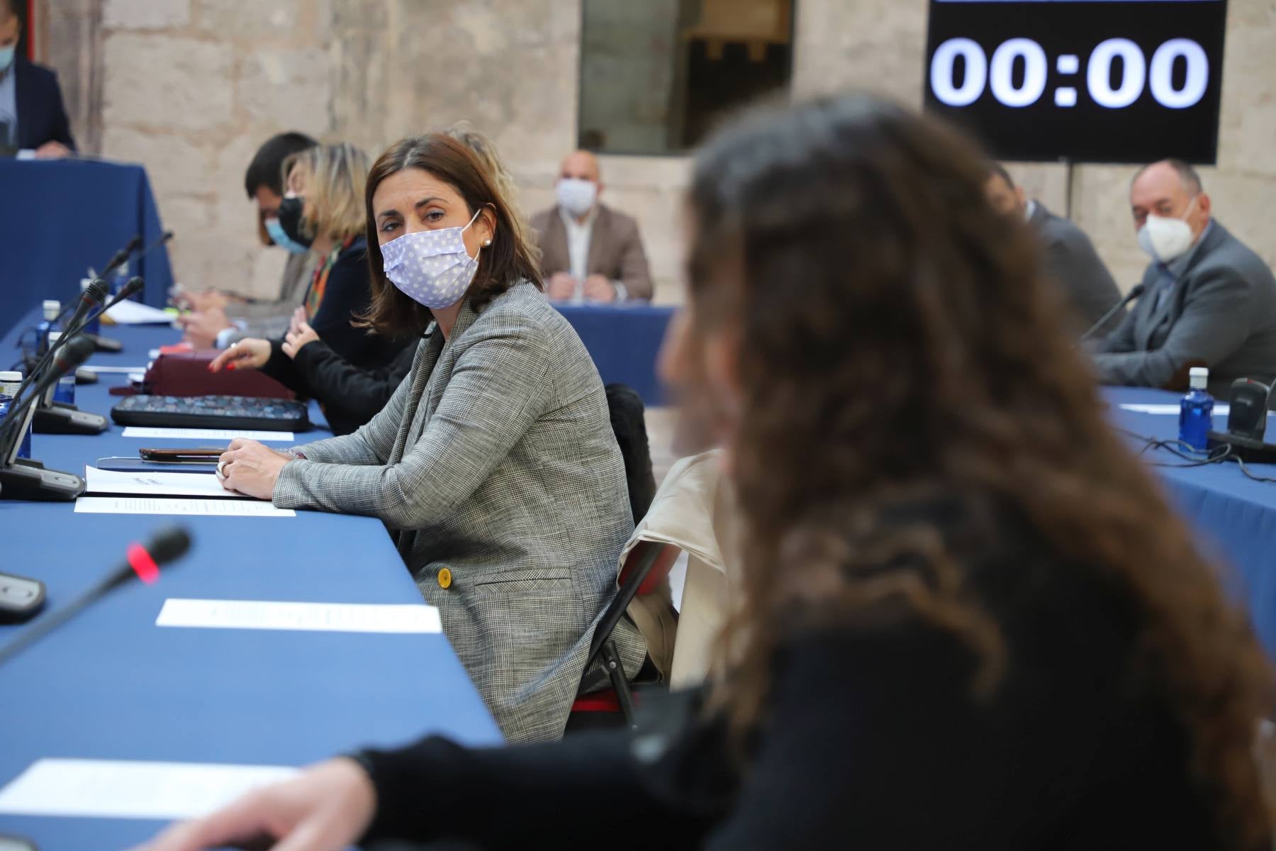 César Rico, abandonando el pleno. 