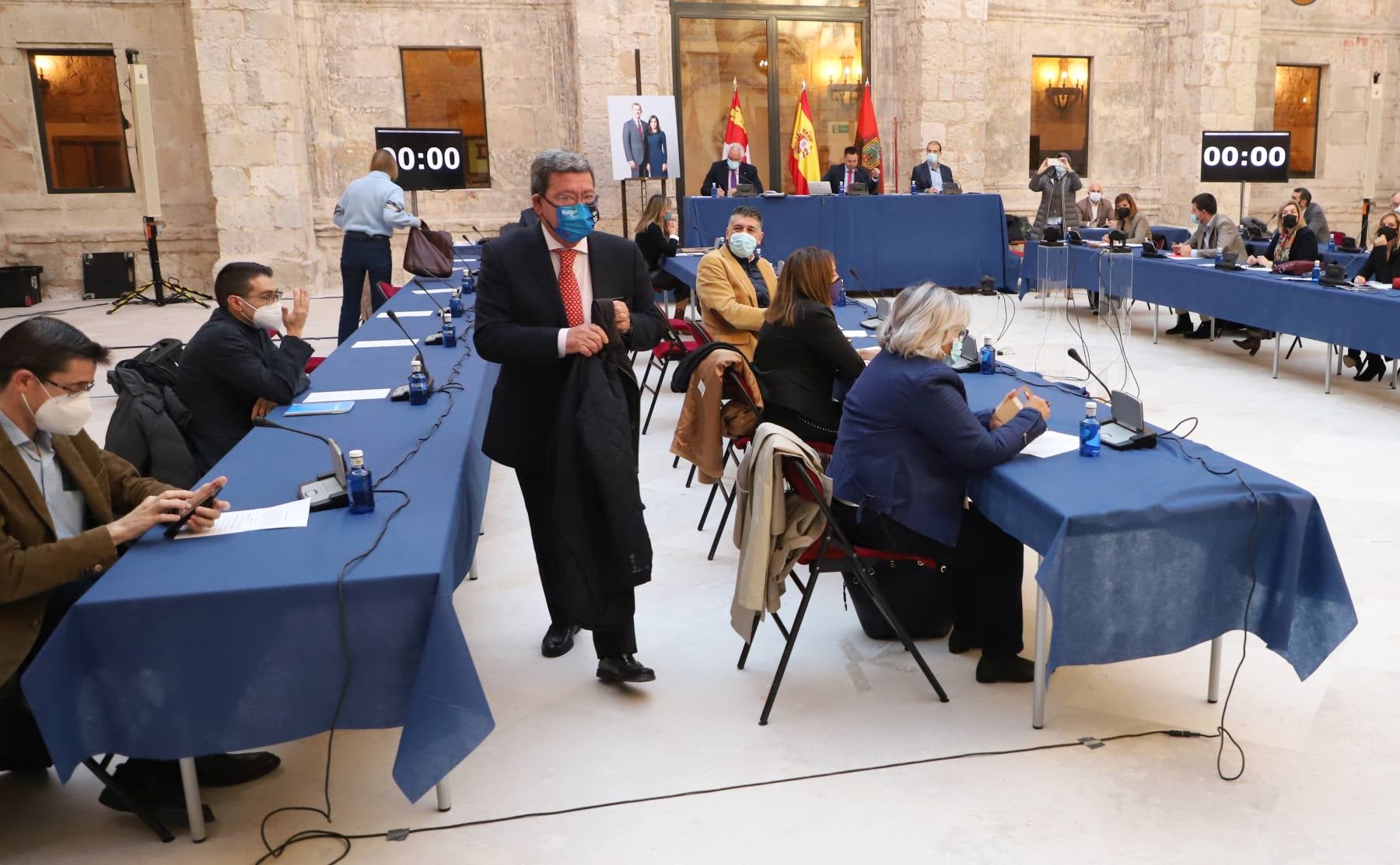 César Rico, abandonando el pleno. 