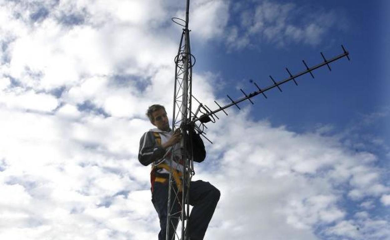 Un técnico prepara una antena para la TDT. 