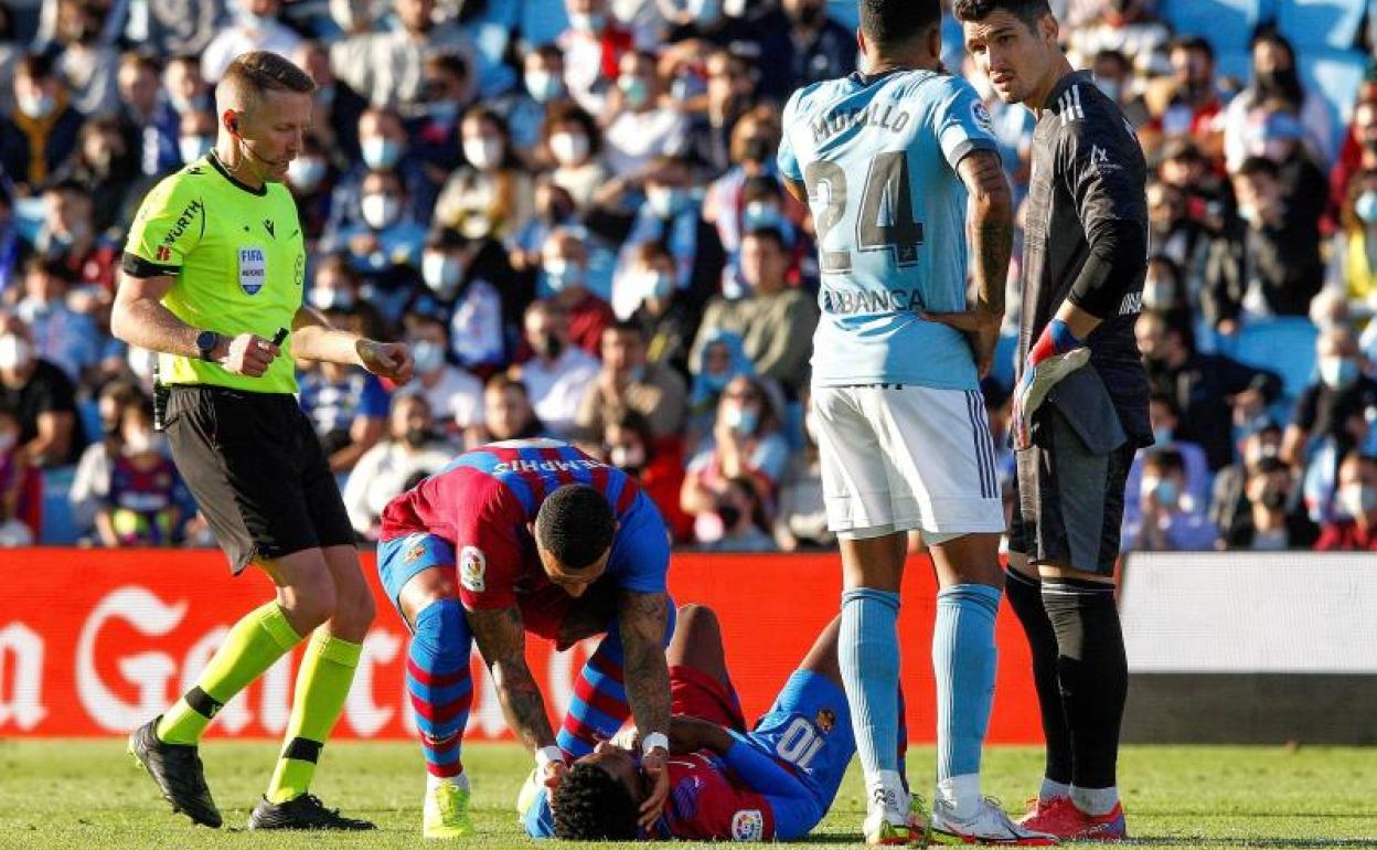 Ansu Fati, tendido en el césped tras su lesión.