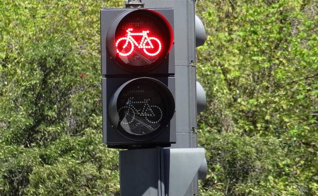 Denuncian a un joven por romper un semáforo en Burgos