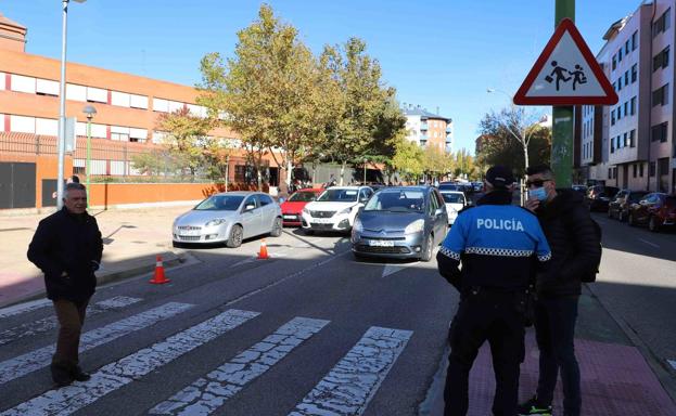 Multarán a partir de diciembre a los coches mal aparcados en los colegios de Burgos