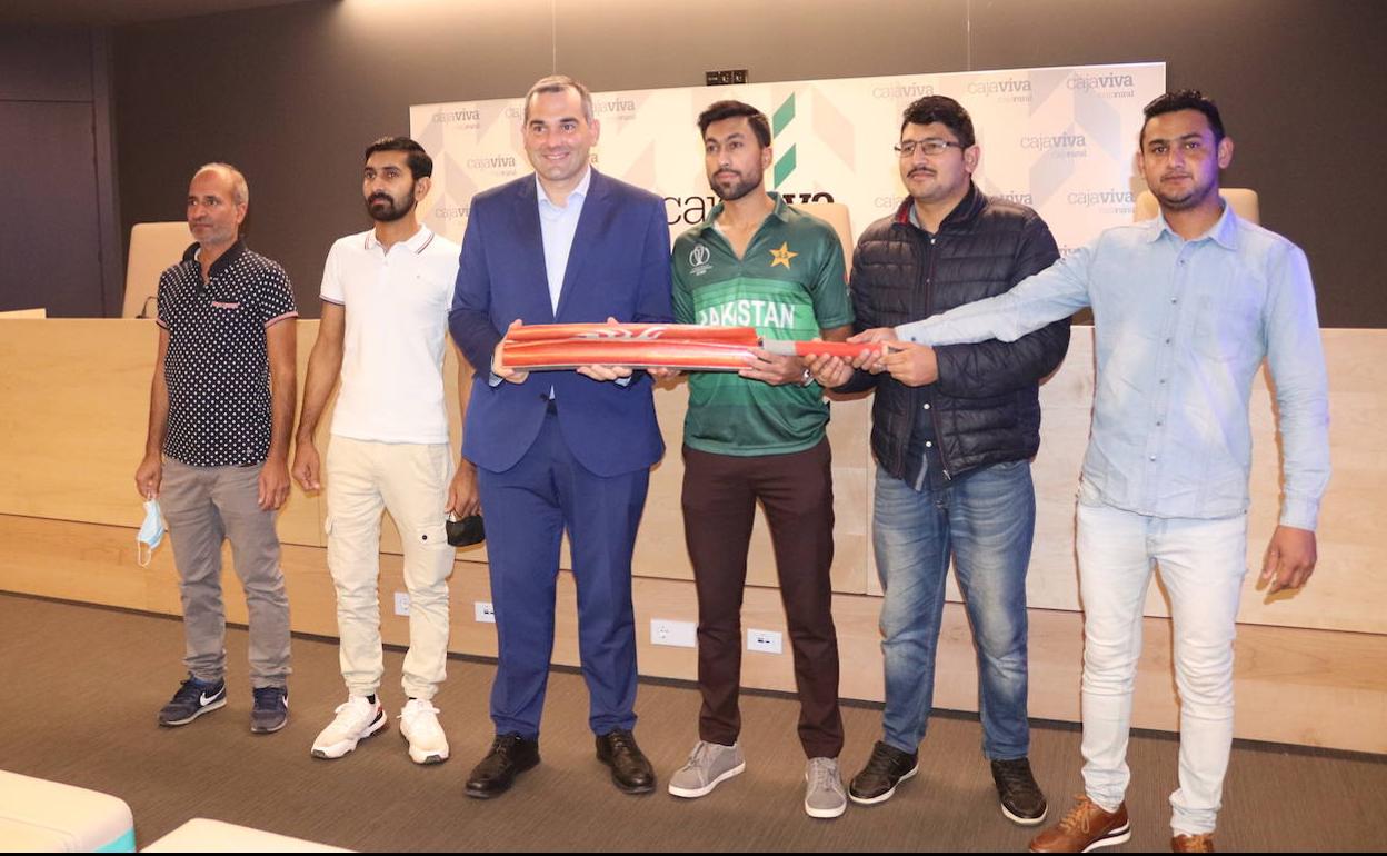 Jugadores del críquet de Burgos, en la presentación del equipo, junto al concejal de Deportes, Leví Moreno..