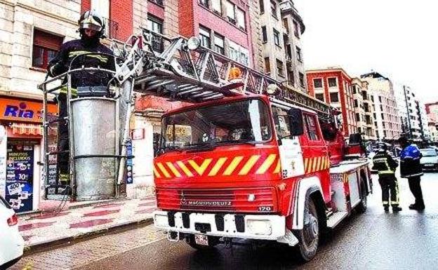 Rescatan a un hombre encaramado al tejado de un edificio del centro de Burgos