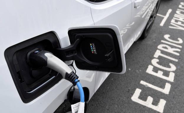 Vehículo eléctrico en un punto de recarga de Londres 