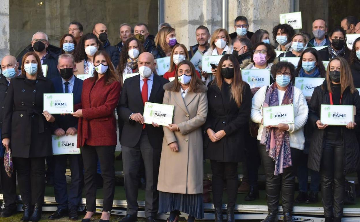 El consejero de Agricultura junto a los participantes en la jornada. 