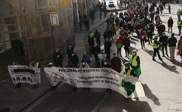 Decenas de burgaleses han salido a la calle este sábado para reivindicar las pensiones dignas.