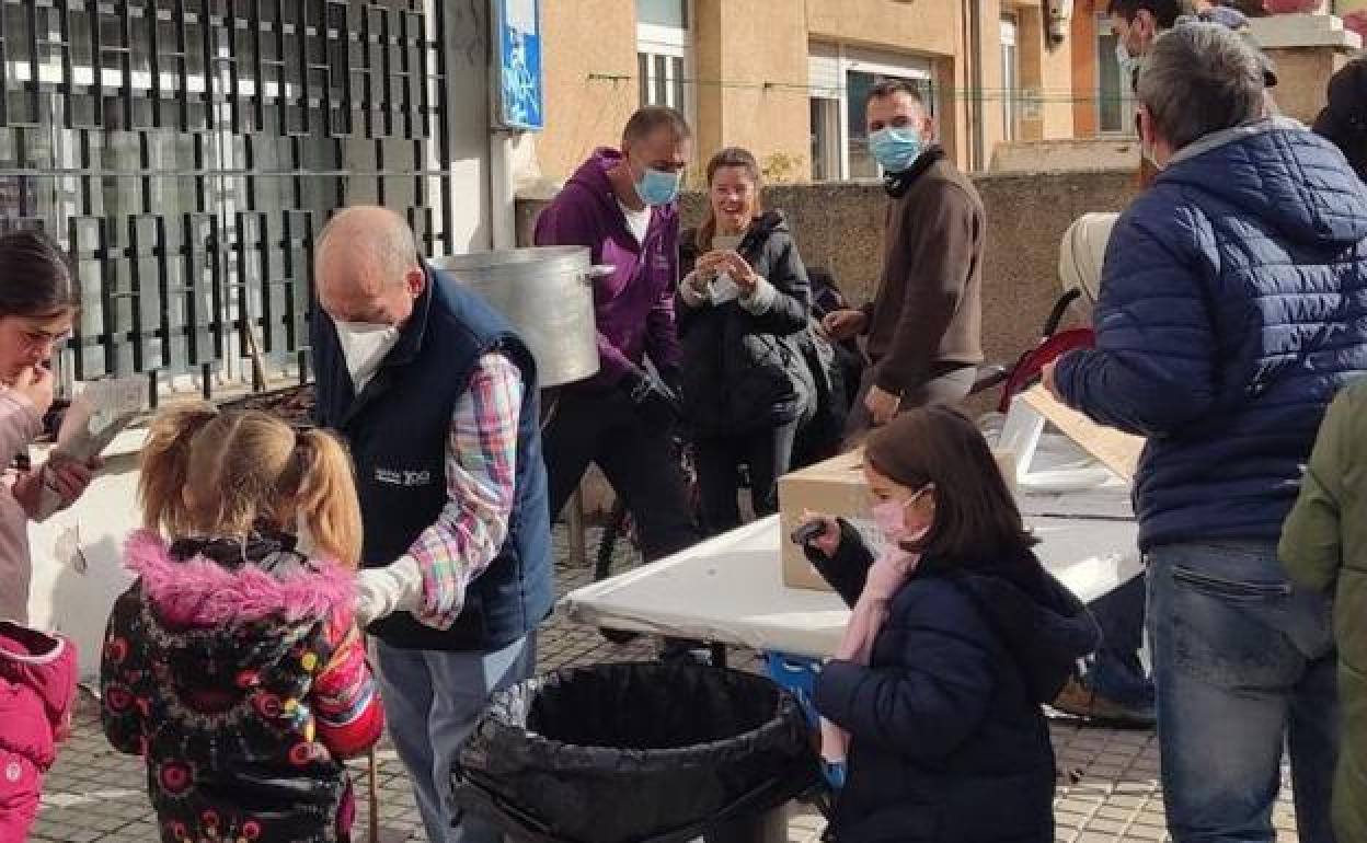 Castañada solidaria en la peña El Crucero de Burgos.