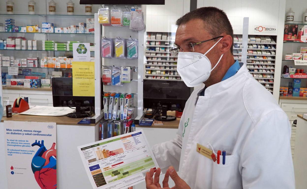 Un farmacéutico hablando con un cliente.