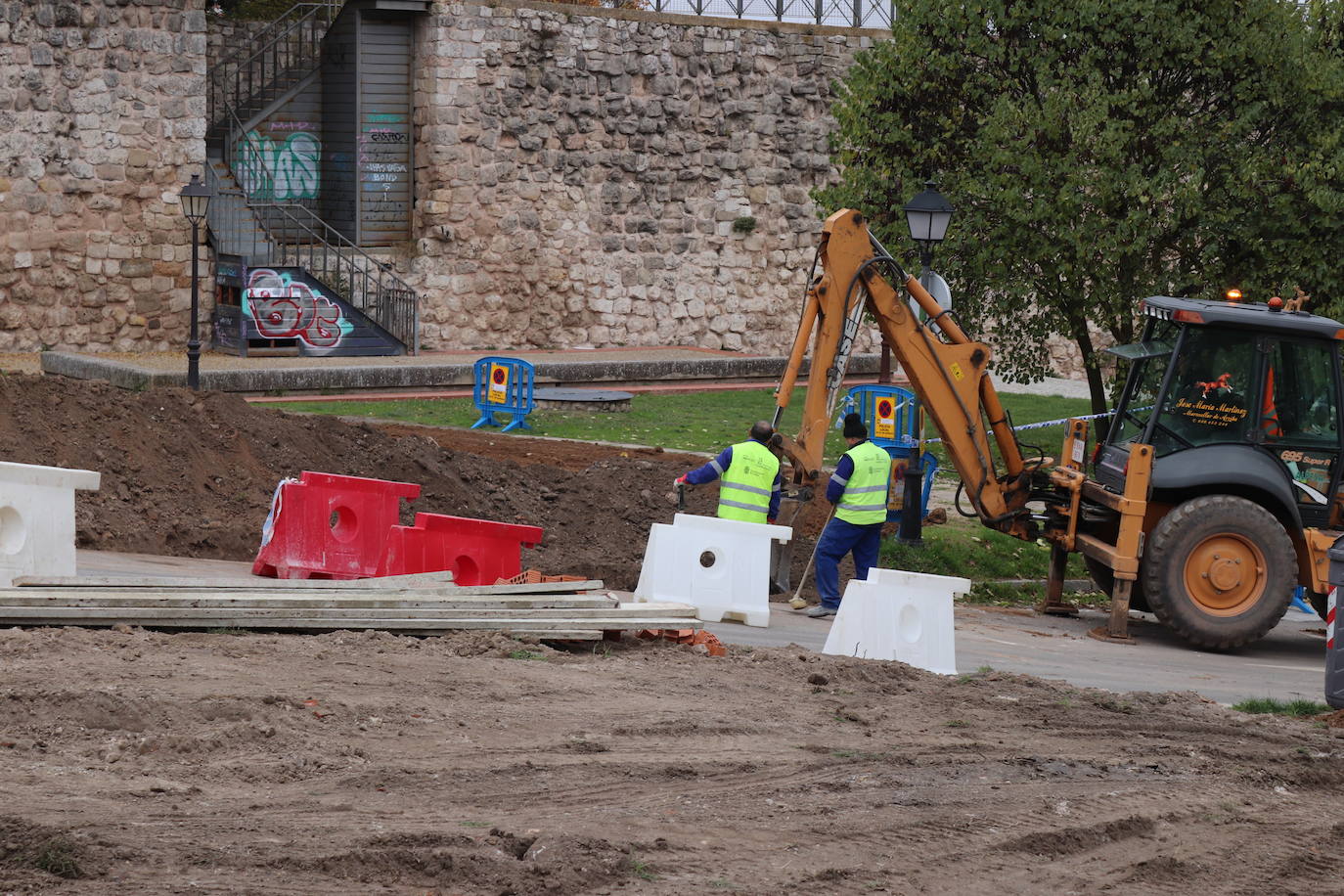 Fotos: El Ayuntamiento acondiciona el entorno de San Esteban