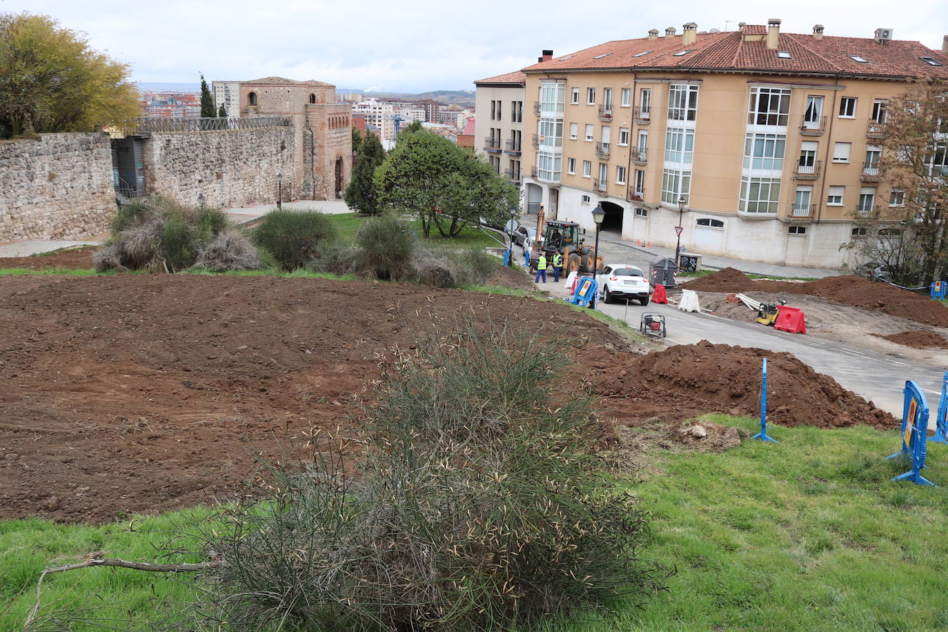 Fotos: El Ayuntamiento acondiciona el entorno de San Esteban