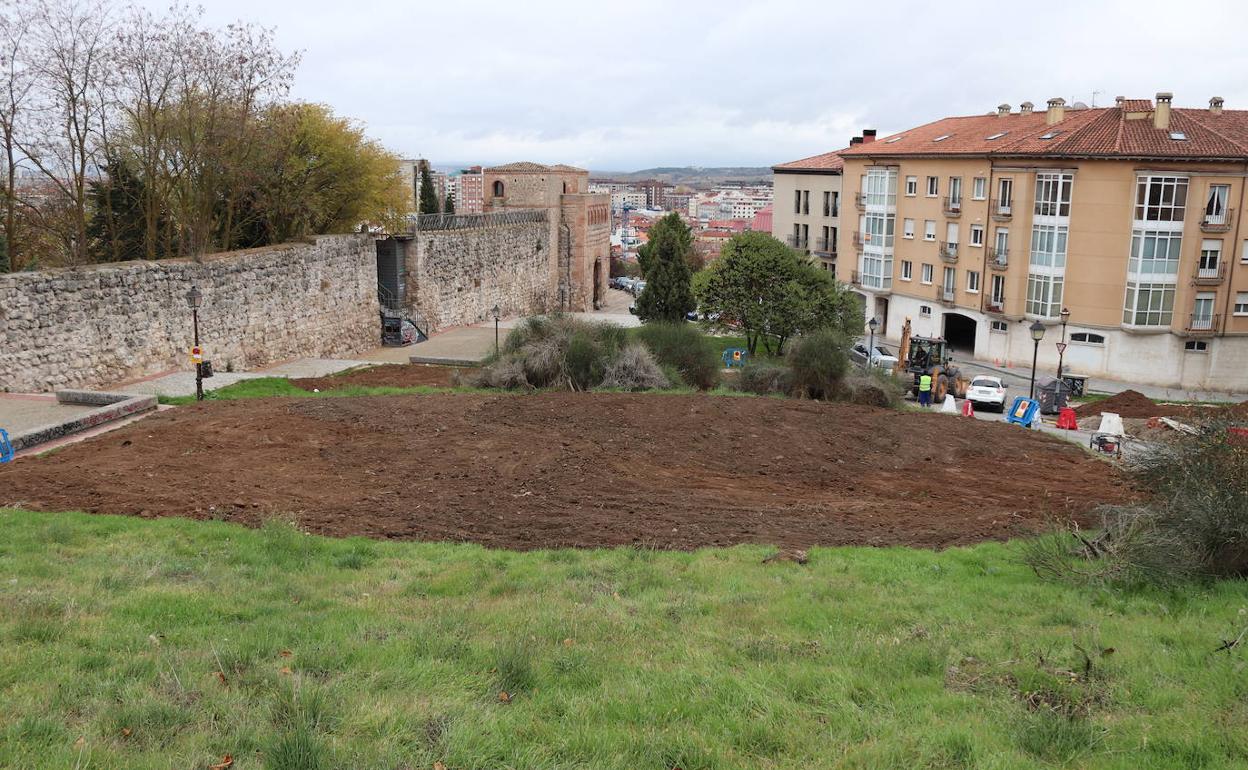 Se pretende evitar el estacionamiento de vehículos en la ladera del Castillo. 