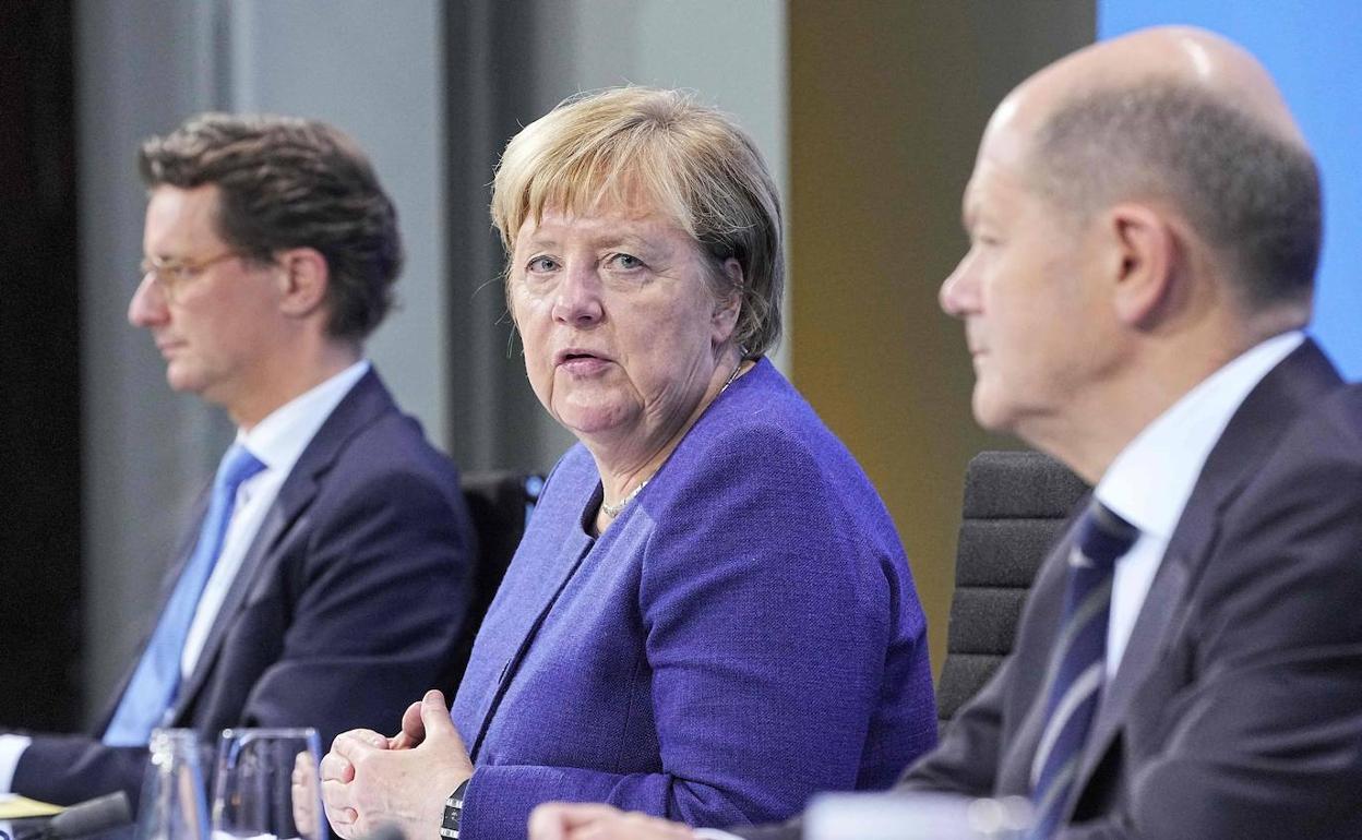 La canciller alemana, Angela Merkel, durante la conferencia con los primeros ministros de los 16 estados federados alemanes. 