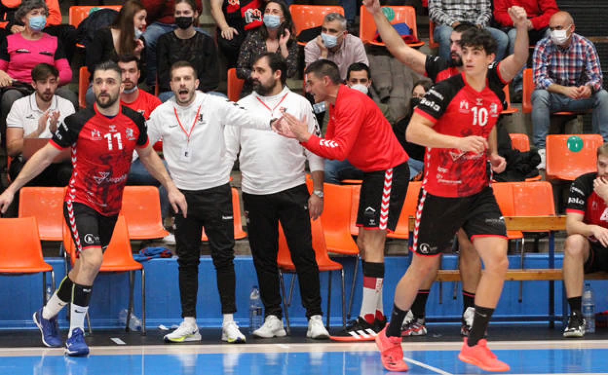 Jugadores y técnicos del UBU San Pablo, durante un encuentro. 