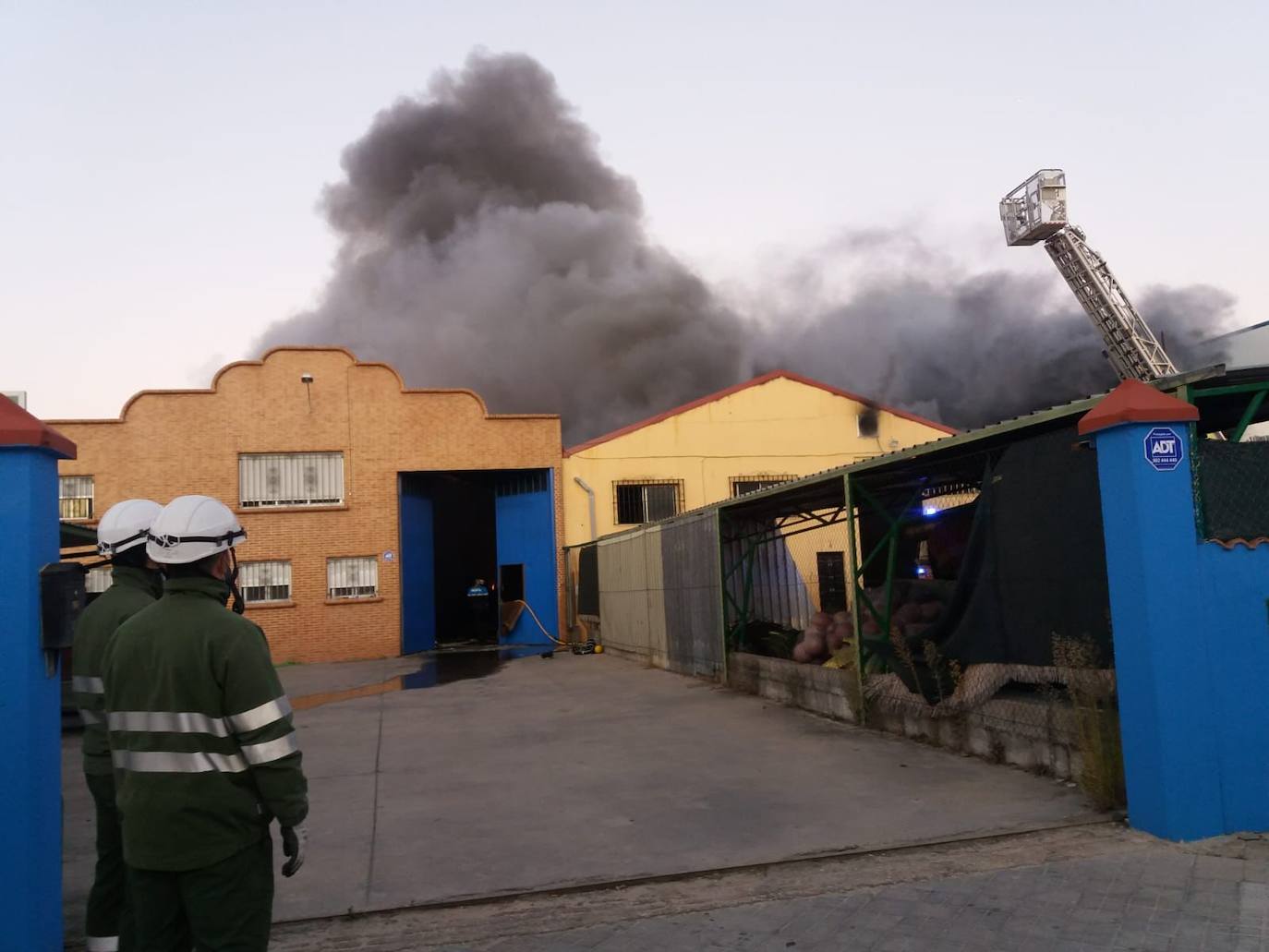 Fotos: Imágenes del incendio que ha devorado tres naves industriales en Aranda de Duero