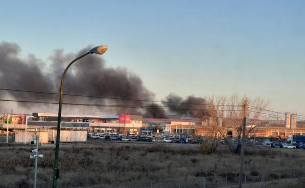 La columna de humo es visible desde varios puntos de la ciudad. 