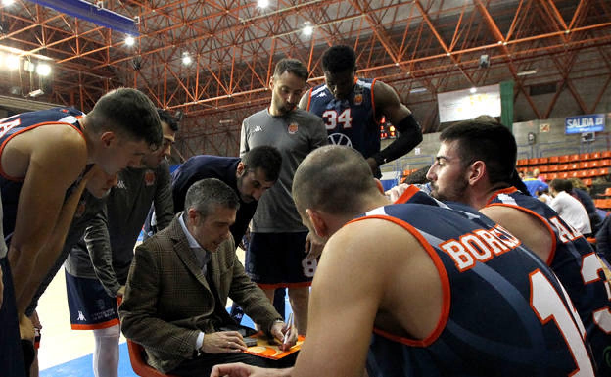 Jugadores del Tizona siguen las indicaciones de su técnico. 