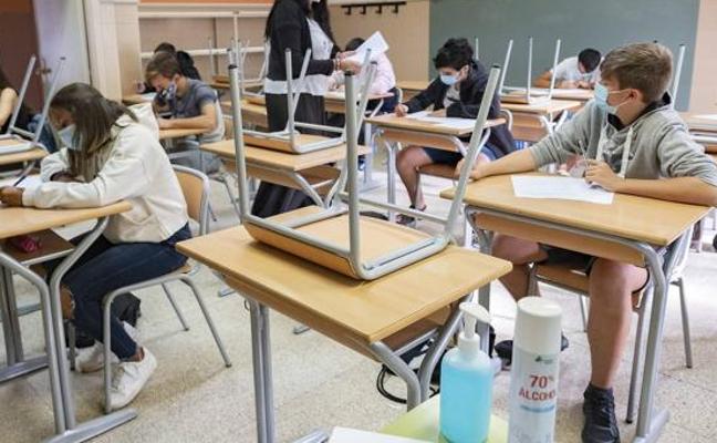 Los alumnos portan la mascarilla en clase.