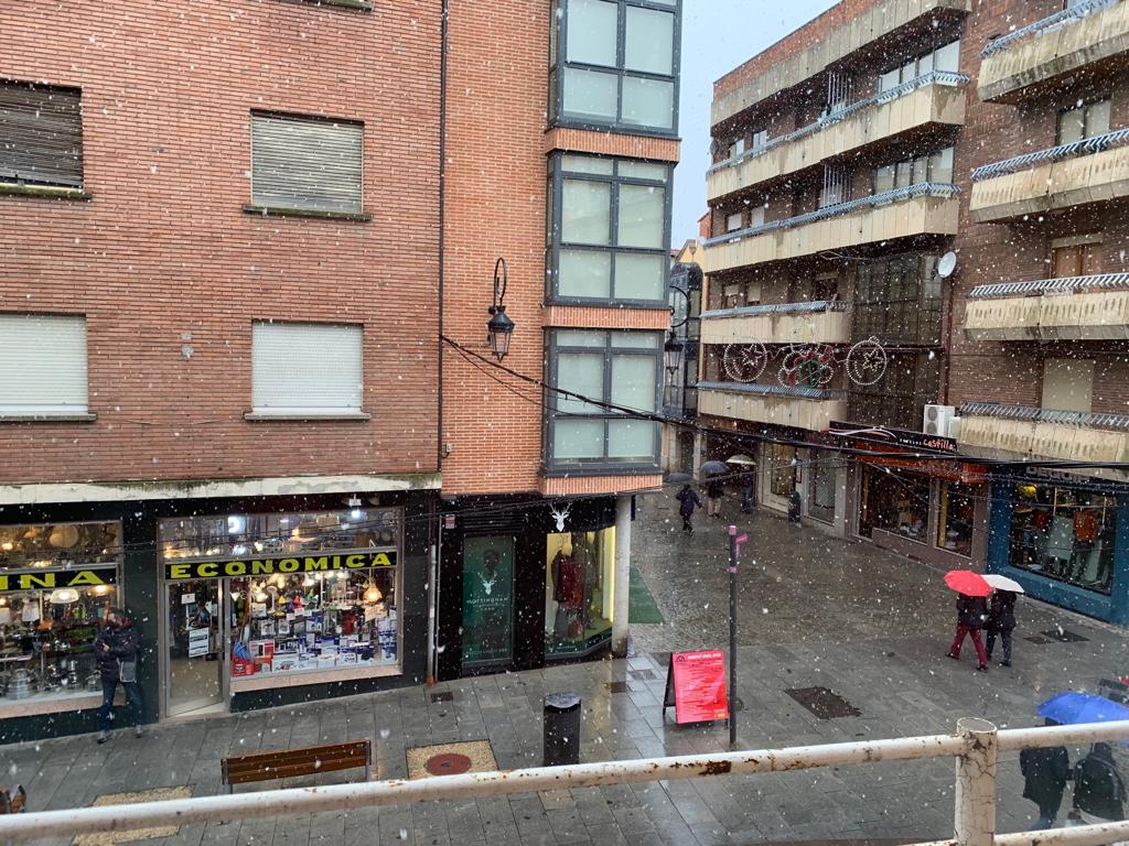 Fotos: Caen los primeros copos en Burgos, en alerta por nieve