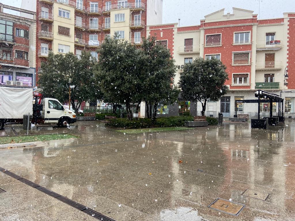 Fotos: Caen los primeros copos en Burgos, en alerta por nieve
