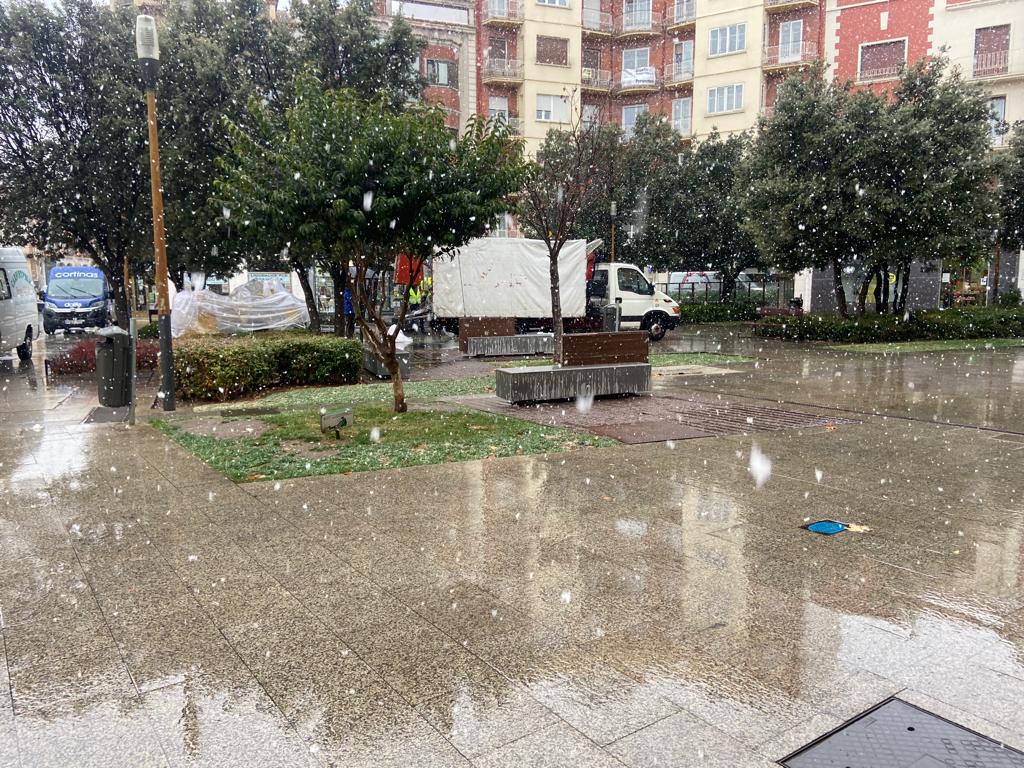 Fotos: Caen los primeros copos en Burgos, en alerta por nieve