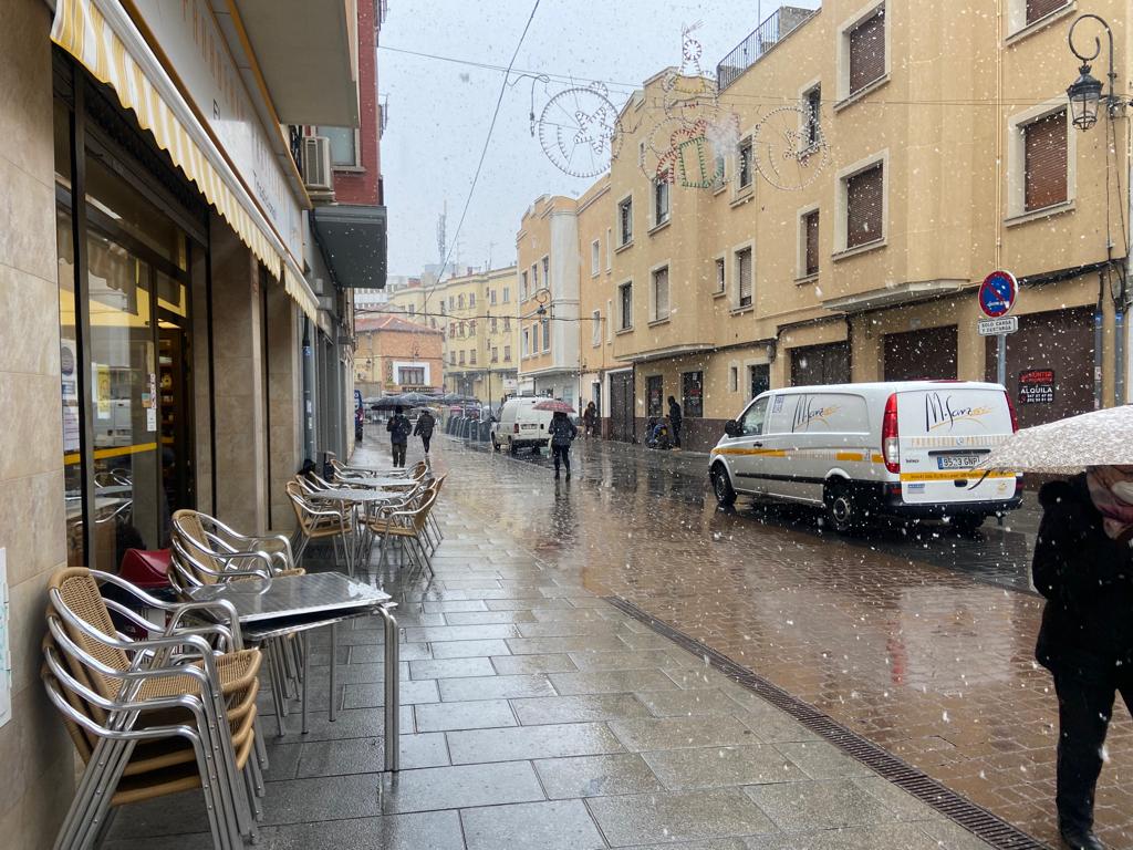 Fotos: Caen los primeros copos en Burgos, en alerta por nieve