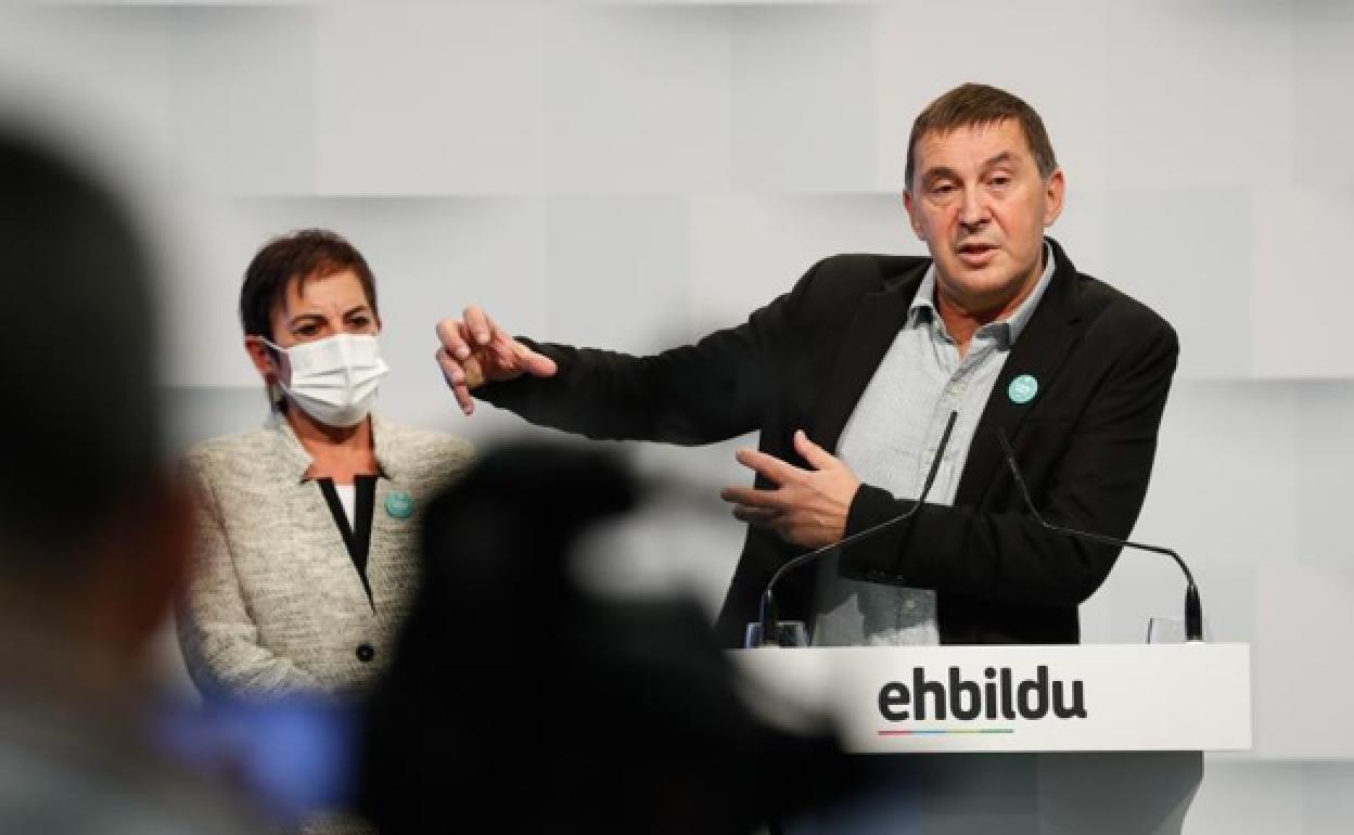 Arnaldo Otegi y Mertxe Aizpurua han comparecido este lunes en la sede de EH Bildu en Donostia.